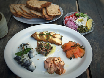 Smoked fish sampler